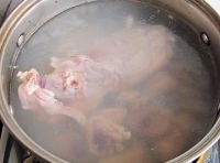 然後把雞架和雞腿用開水焯燙洗凈備用；