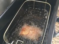 油溫加熱至150度時把雞排放進去炸金黃后撈出瀝干油；