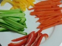 把彩椒和胡蘿蔔黃瓜洗凈分別切成粗一點的絲備用；