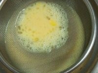 雞蛋磕入碗里，加點鹽攪打均勻，加入一點水澱粉，過篩；