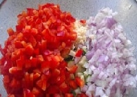 黃瓜、西紅柿、紫洋蔥洗凈后切小丁；