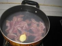 鍋中放適量清水，冷水下瘦肉和薑片，水開后把血沫撇掉；