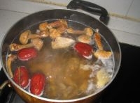 松茸連同泡松茸的水一起倒入鍋中，陳皮，紅棗也一併加入；