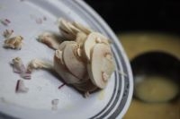 蘑菇片最後放進去不停攪拌，煮至湯濃稠即可；
