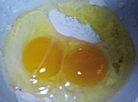 雞蛋打散在麵粉中拌勻；