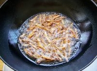 鍋里倒多點油，把火焙魚放進去炸香后撈出瀝油；