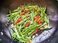 把韭菜花放進去翻炒均勻后把火焙魚放進去；