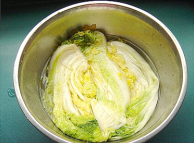 腌漬期間翻動一次，腌好的白菜在清水裡洗一遍擠出水分；