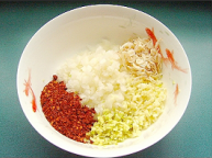 梨洗凈後去皮和核切粒，大蒜和生薑切成末，韭菜苔洗凈后切小段；