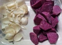 紫薯去皮切成滾刀狀，百合掰洗乾淨；