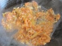 炒鍋里倒進色拉油，把泡菜絲倒進去炒香；