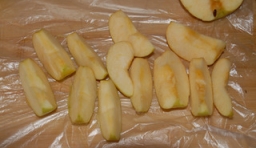 蘋果洗凈，擦乾水分后切核，切片或丁；