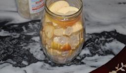 準備無水無油的玻璃罐 ，鋪一層冰糖，鋪一層蘋果；