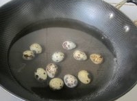 先把鵪鶉蛋放入鍋中煮熟去殼；