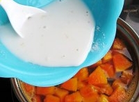 木瓜煮5分鐘后加入蘆薈，倒入調好的藕粉攪拌均勻；