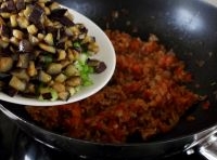 炒好的肉泥倒回鍋里炒勻，把茄子、青椒、西芹也倒在鍋里；