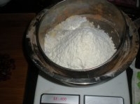 將糖粉、杏仁粉、低筋麵粉、泡打粉混合過篩，篩入盆中；