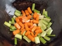 西芹、胡蘿蔔入鍋炒；