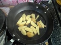 在鍋內加入適量清水煮沸，把土豆放進煮熟；