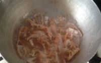  鍋里加點水燒開，把蝦皮放進去煮熟；