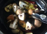 磨菇放進去炒會，放蝦進去翻炒；