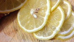 檸檬用鹽水洗凈切片，去籽；