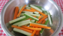  青瓜、紅蘿蔔洗凈后切成條狀，加點幼糖、白醋沒過食材拌勻；