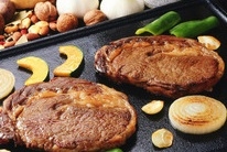 腌制好的牛排放置燒熱的鐵板上煎快熟；
