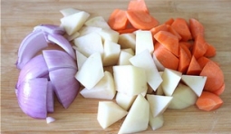 土豆、胡蘿蔔洗凈后切成滾刀塊，洋蔥去皮后切成片；