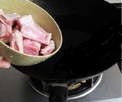 把羊排放入冷水鍋里，加花步、洋蔥粒用大火煮開；