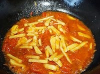 西紅柿下鍋炒勻，再下入土豆；