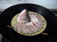 蒸鍋內燒開水，把擺好的魚放進去蒸六分鐘；
