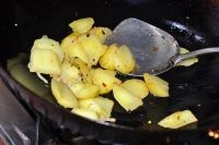 土豆去皮切滾刀塊，起鍋熱油，下入土豆炒一會兒；