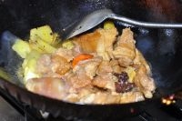 撈入牛窩骨，再加點煮肉的湯燜至土豆炊爛收汁，加少許鹽和香菜即可；