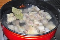 焯好后撈出，鍋里放清水燒熱，下入牛窩骨，加入香葉、大料、料酒煮開；
