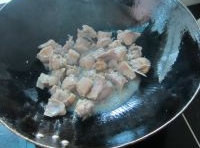 鍋里加油燒開把進鵝肉倒進去炒勻；