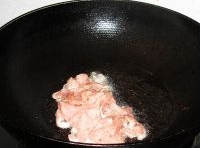 鍋里倒點油燒熱，把肉片放進去滑炒均勻；