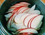 蘋果洗凈去核切成薄片,放入鹽水中浸泡以免氧化；