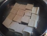 豆腐切片后加鹽先煮開，鴨血里也加點鹽水煮開；