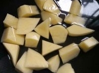 土豆洗凈後去皮切成塊；