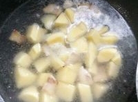 用大火煮開，把土豆煮綿軟為止；