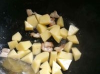 把土豆再放進去翻炒，加鹽和水，水沒過食材；