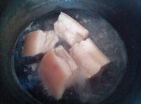 五花肉洗凈後放在鍋中煮熟；