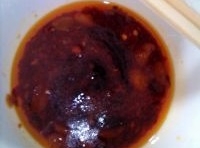 鹽、辣椒醬、醬油、蚝油放一起后混合攪拌均勻；