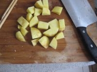 生薑洗凈后切成片，土豆去皮切塊；