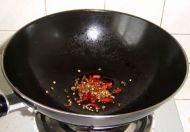 鍋內下油中火燒到熱，加入干辣椒，花椒、麻椒；