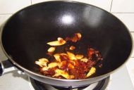 再往鍋中下豆瓣醬炒香，下入薑片，蒜片翻炒出香味加入老鹵湯；