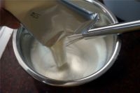準備300克純牛奶，加入70克鮮奶冰淇淋粉，充分攪拌。