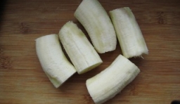 香蕉去皮后切成兩段；