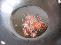 在炒鍋里倒點油把紅辣椒、大料、花椒放進去用小火炸香后撈出；